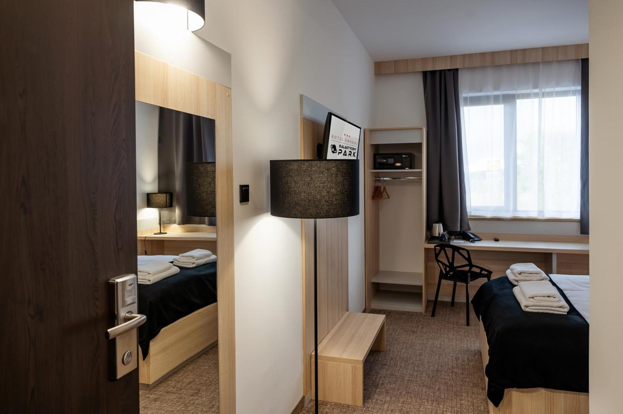 Hotel Dworski Galaktyczny Park Warzymice Eksteriør billede