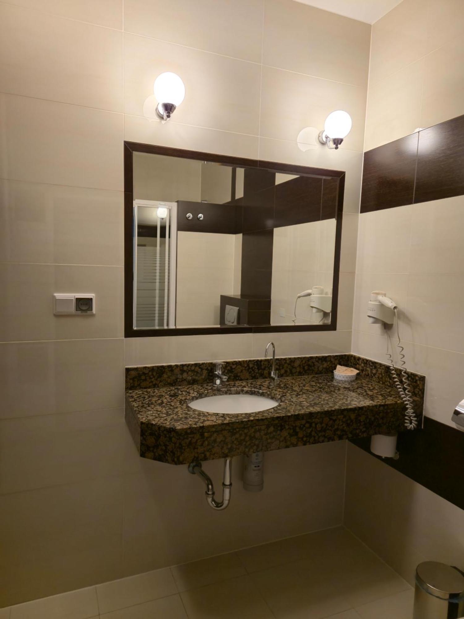 Hotel Dworski Galaktyczny Park Warzymice Eksteriør billede