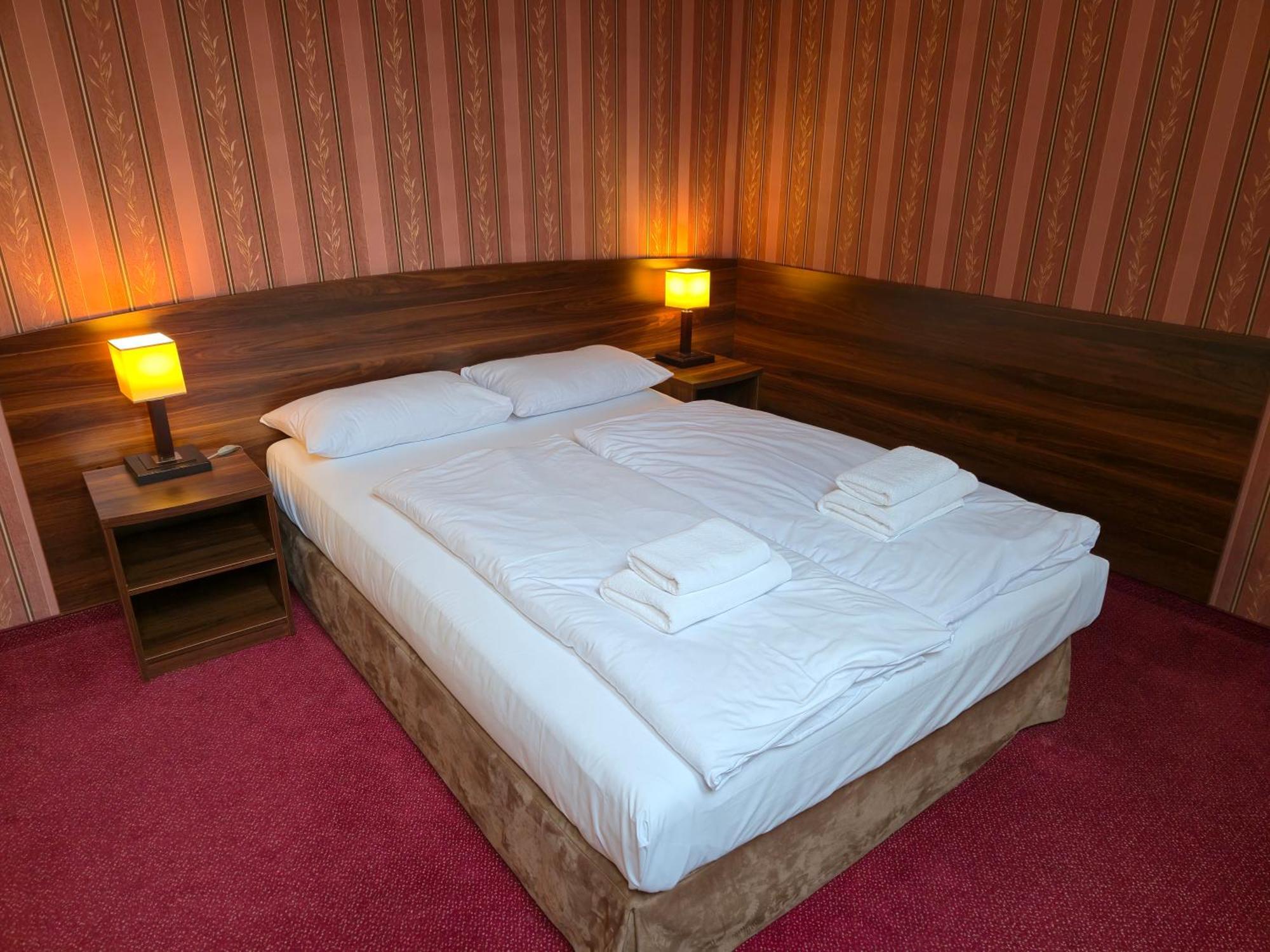 Hotel Dworski Galaktyczny Park Warzymice Eksteriør billede
